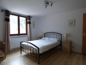 VilléにあるLes Cerisiersのベッドと窓のある寝室