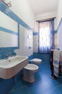 カステッランマーレ・デル・ゴルフォにあるVilla Cala Biancaのバスルーム(バスタブ、トイレ、シンク付)