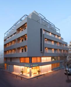 un edificio de apartamentos con luces en la fachada en Atrion Hotel, en Heraclión