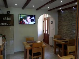 TV a/nebo společenská místnost v ubytování Lake House