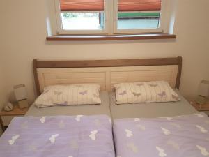 Postel nebo postele na pokoji v ubytování Ferienwohnung Tannenweg / Poseritz