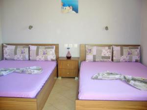 A bed or beds in a room at Vordos Rooms
