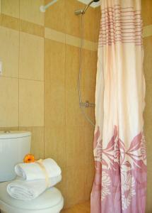 A bathroom at Vordos Rooms