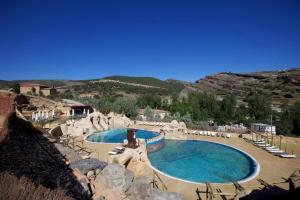 a large swimming pool in the middle of a mountain at La Colmena in Navalsaz