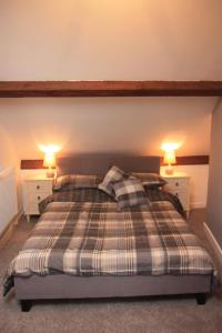 ein Schlafzimmer mit einem Bett mit zwei Lampen in der Unterkunft Delfryn Cottage in Rhayader