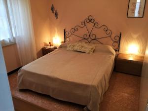 ein Schlafzimmer mit einem großen Bett und zwei Nachttischen in der Unterkunft Casa Mon Amour by Holiday World in Moneglia