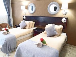 En eller flere senger på et rom på Travel Lodge Sabie