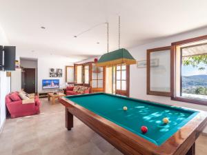 sala de estar con mesa de billar en Villa Finca Luisa para 6 con piscina y vista mar, en Andratx