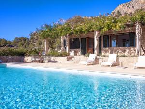 สระว่ายน้ำที่อยู่ใกล้ ๆ หรือใน Villa Finca Luisa para 6 con piscina y vista mar