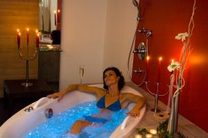 Una donna è seduta in una vasca da bagno di Hotel Lebensquell Bad Zell a Bad Zell