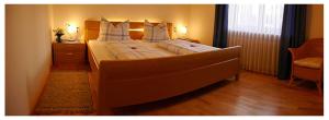 リーデンブルクにあるFerienwohnung Rita Halserのベッドルーム1室(大型ベッド1台、枕2つ付)