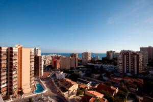 vistas a una ciudad con edificios altos y al océano en Hotel Cabana, en Benidorm