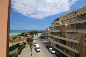 una vista da un balcone di un edificio di Holiday House Alba ad Alba Adriatica