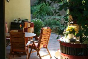 a patio with a table and chairs and a table and chairs at Weingut Karl Braun in Nordheim