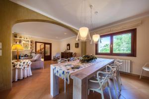 eine Küche und ein Wohnzimmer mit einem Tisch und Stühlen in der Unterkunft Villa Rostoya in Pollença