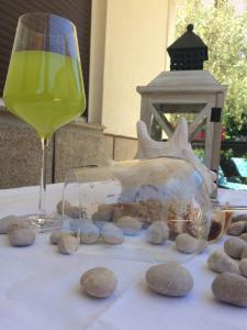 szklankę wina i kamieni na stole w obiekcie Apartment T&J w mieście Zadar