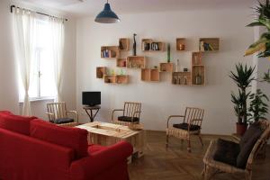 a living room with a red couch and chairs at 95m²-Apartment Tunnel in Vienna