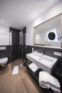 TWO TIMEZ - Boutique Hotel - with AC的一间浴室