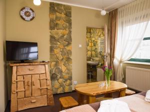 ein Wohnzimmer mit einem TV auf einem Schrank in der Unterkunft SPA Apartment Parkowy in Chojnice