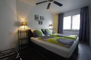 Ein Bett oder Betten in einem Zimmer der Unterkunft CityStudiosTreysa