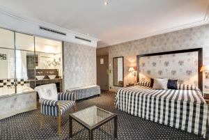 Pokój hotelowy z łóżkiem i łazienką w obiekcie Villa Lutèce Port Royal w Paryżu