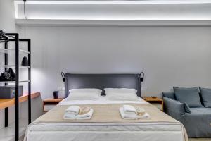 Tempat tidur dalam kamar di Naves Suites