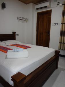 Tempat tidur dalam kamar di Rajarata Reach Resort