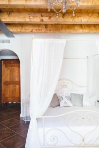 コモにあるAlessia's Placeの木製天井の客室の白いベッド1台分です。