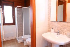 La salle de bains est pourvue d'un lavabo et de toilettes. dans l'établissement Agli Ulivi Cefalù - by Vacation Service, à Cefalù