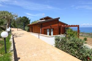 une maison en bois avec un chemin menant à celle-ci dans l'établissement Agli Ulivi Cefalù - by Vacation Service, à Cefalù