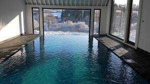 uma piscina com água dentro de um edifício em B&B Le Briquemont em Rochefort