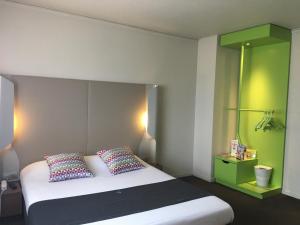 A bed or beds in a room at Campanile Marne la Vallée - Bussy Saint-Georges