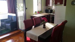 Kuchyň nebo kuchyňský kout v ubytování Apartman Sabljak