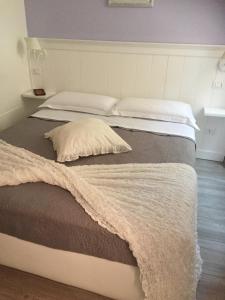 dos camas sentadas una al lado de la otra en un dormitorio en La Linea D'Acqua, en Manarola