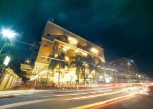 un edificio en una calle por la noche con luces en Villa Caceres Hotel, en Naga