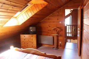 TV a/nebo společenská místnost v ubytování chalets de la Soyotte