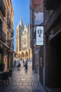 una calle de la ciudad con una catedral en el fondo en Globetrotter Hostel, en León