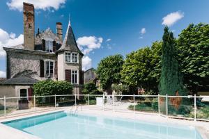 a swimming pool in front of a house at Manoir de Boisvillers in Argenton-sur-Creuse