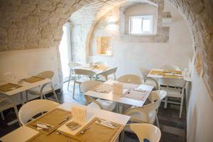 a restaurant with tables and chairs and a window at Hotel Dell'Orologio in Ragusa