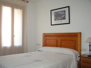 a bedroom with a bed and a picture on the wall at Casa lo Sastre - Jasa in Jasa