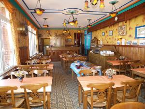 une salle à manger avec des tables et des chaises en bois dans l'établissement Ets Levillain-Hotel les Caletes, au Tréport