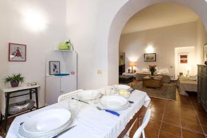A bed or beds in a room at At Kalsa Quiet Flowered Terrace! Free Parking! Ideal for remote working! Még 37 kép