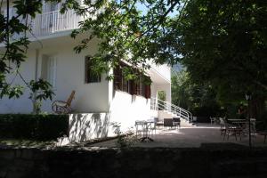 una casa blanca con sillas y mesas delante en 1er Consul en Bocognano