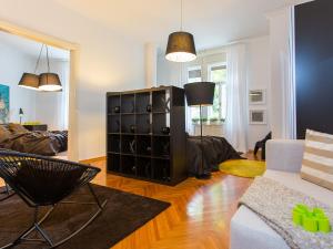 salon z kanapą i krzesłem w obiekcie Valsabbion City Suite w Puli