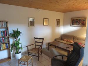 a living room with a couch and a table at BnB Erlach in Erlach