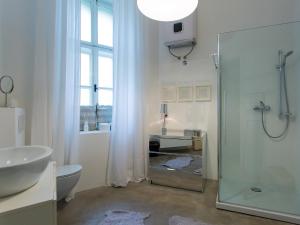 łazienka z prysznicem, toaletą i umywalką w obiekcie Valsabbion City Suite w Puli