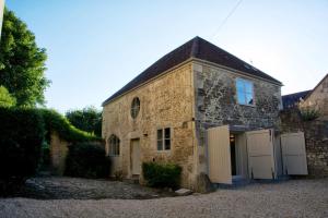 an old stone house with white doors and a driveway at Ivythorpe Coach House in Bath