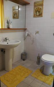 イーゾラ・デッレ・フェンミネにあるSunset Flatのバスルーム(トイレ、洗面台付)