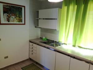 Kuchyň nebo kuchyňský kout v ubytování Sunset Flat + 12 fotografií