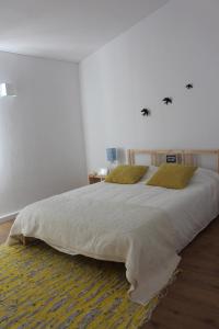 阿爾布費拉的住宿－Casa Mar Azul，白色卧室内的一张大白色床